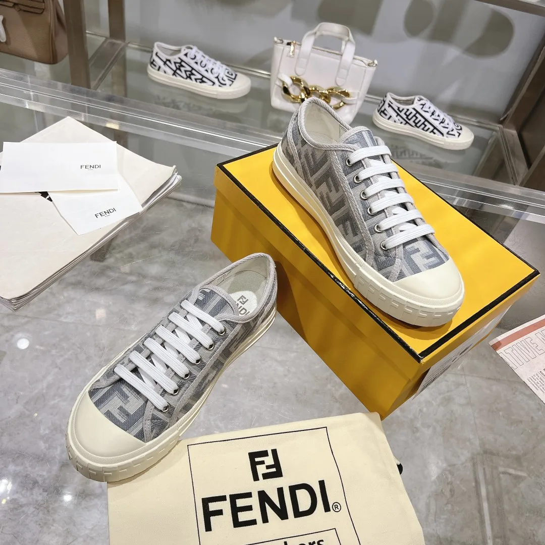 Couple style 💰460❤️Fendi Fendi's latest couple canvas shoes ❑ Fabric: Original customized imported jacquard canvas material ❑ Inner lining: Imported canvas material ❑ Sole: Original molded non-slip TPU outsole ❑ Bottom thickness: 2.5cm ❑ Size: Women's 35-40/Men's 39-45